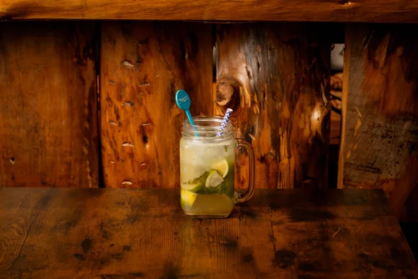 Cocktail clair servi dans un bocal avec une paille