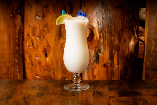 Piña colada crémeuse décorée d'une tranche d'ananas