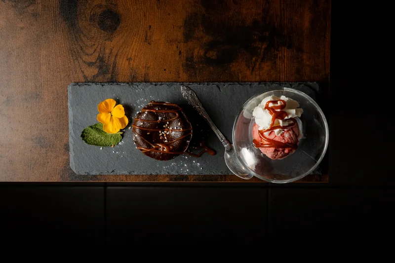 Moelleux au chocolat servi sur une ardoise