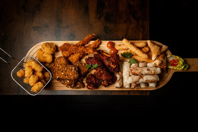 Plateau de friture thaï : ailes de poulet laquées, beignets et accompagnements